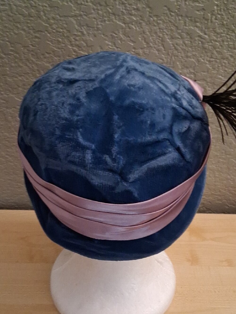 Vintage Crushed Velvet Cloche Hat with Satin Band and Peacock Feather - Picture 4 of 10